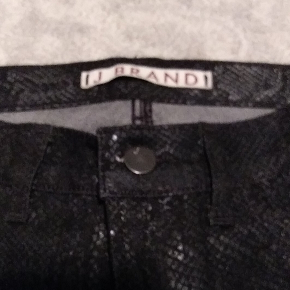FAB Glossy Women's JBrand Blk Snake Embossed Denim Pant Sz25 - Picture 2 of 5